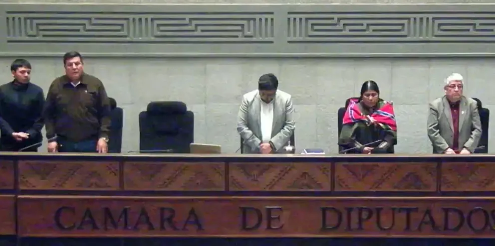 La directiva de la Cámara de Diputados durante el minuto de silencio. Foto: Captura de video