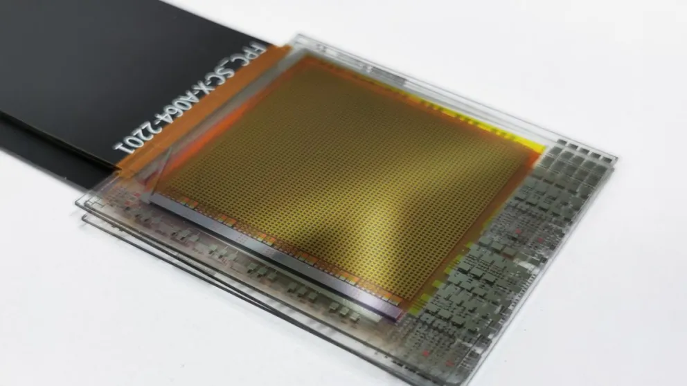 Uno de los dos prototipos de sensores basados en perovskita que los investigadores han utilizado para demostrar que la tecnología puede miniaturizarse con éxito. Foto: EFE 