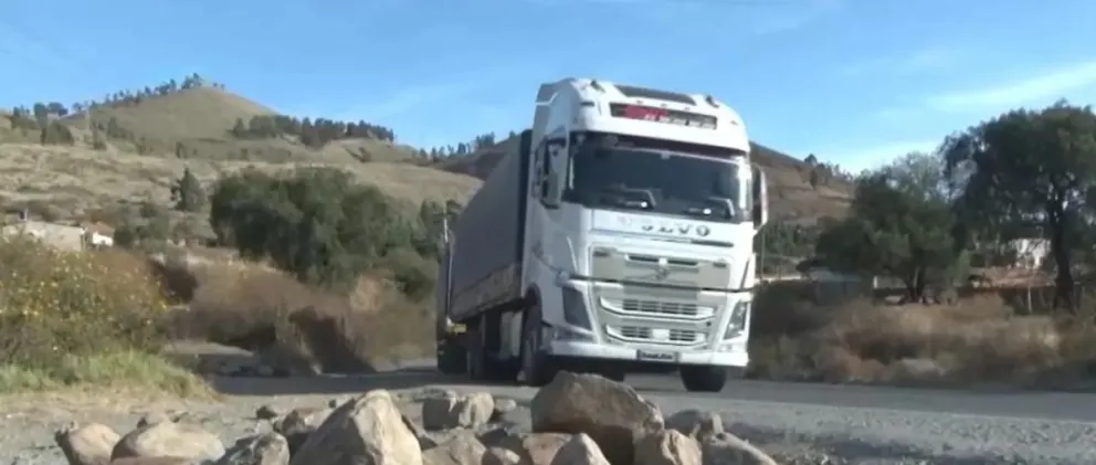 Bloqueadores dejaron piedras, tierra y escombros. Foto: Unitel 