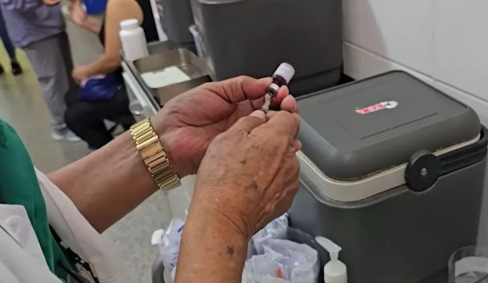 Personal médico prepara una vacuna contra el sarampión. Foto: Captura de video