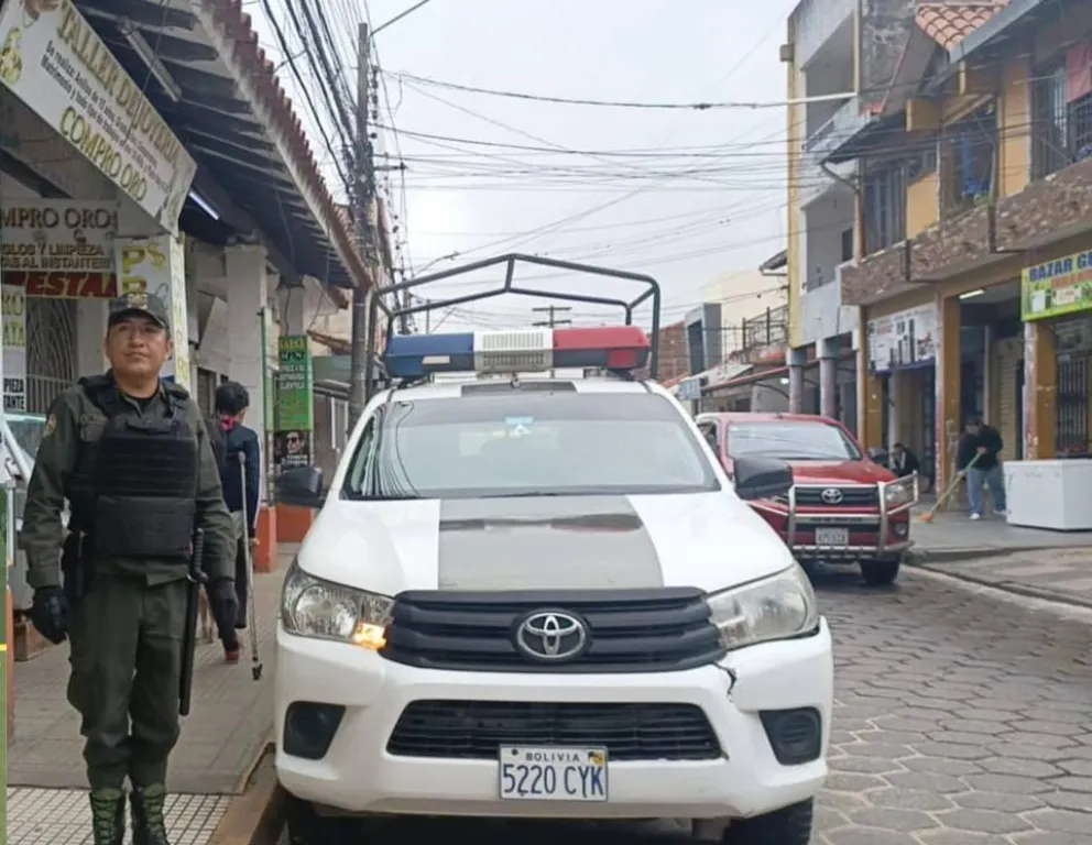 Un policía en una calle de Santa Cruz, imagen referencial. Foto: Comando Departamental de Santa Cruz