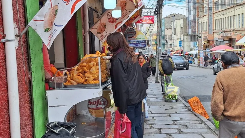 Una persona compra carne de pollo en una agencia en San Pedro. Foto. M. Belmonte