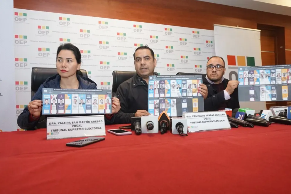 Vocales del TSE muestran el diseño de la papeleta electoral. Foto: APG