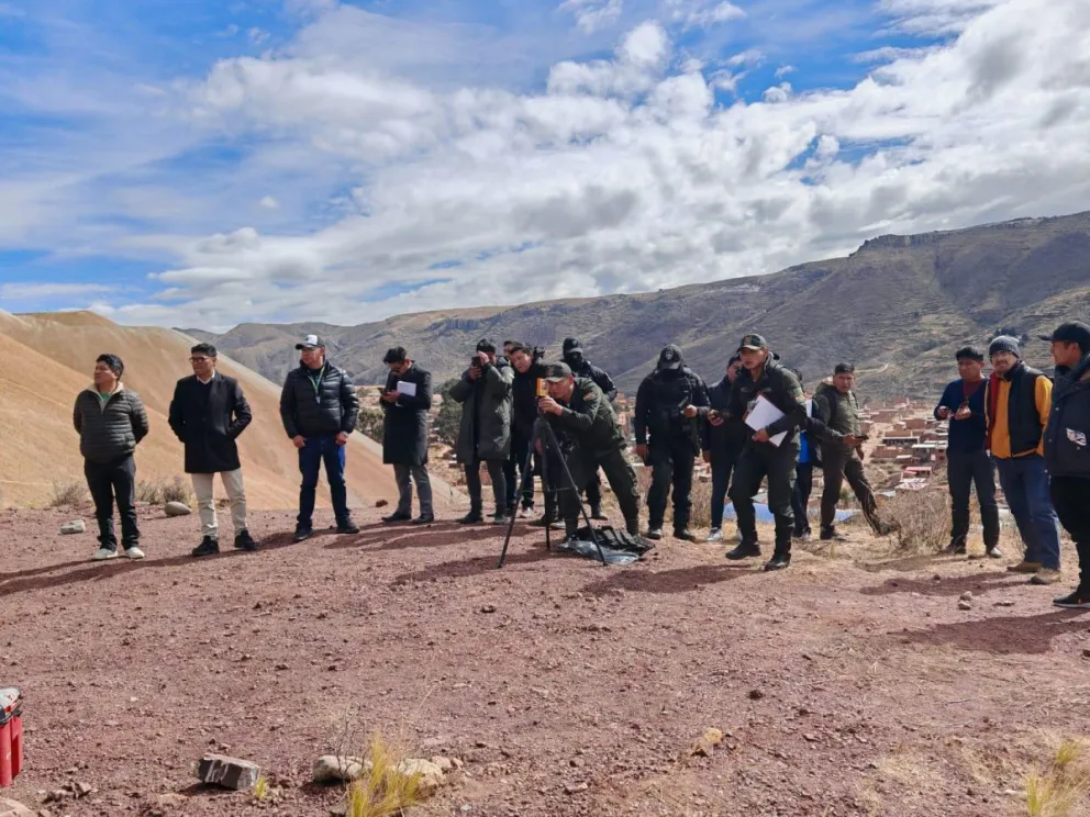 Fiscales y efectivos policiales en el municipio de Llallagua realizan la inspección. Foto: FGE