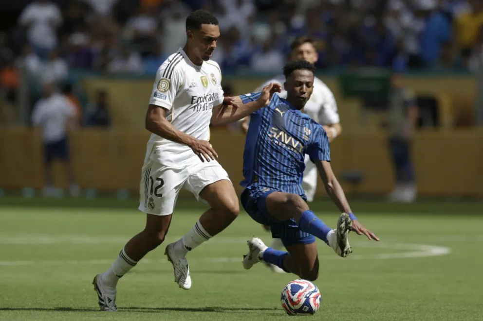 El debutante Alexander-Arnold (izq.), del Real Madrid, trata de superar a un rival. Foto: EFE.