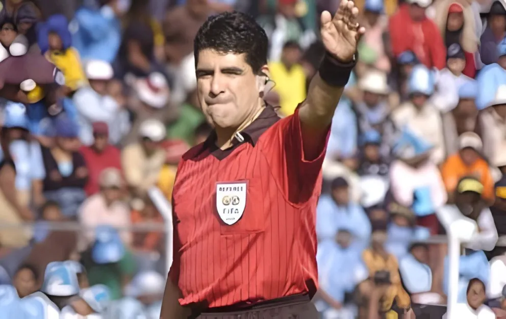 René Marcelo Ortubé en uno de los tantos partidos que le tocó dirigir. Foto: archivo internet