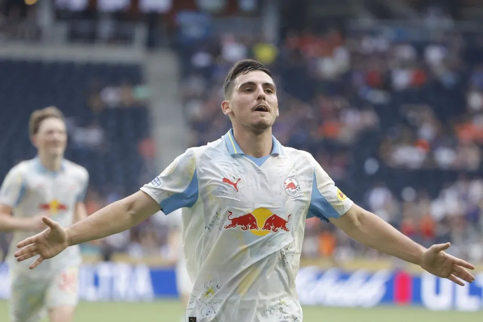 El israelí Oscar Gloukh, jugador del RB Salzburgo, celebra el primer gol de su equipo ante el Pachuca. Foto: EFE