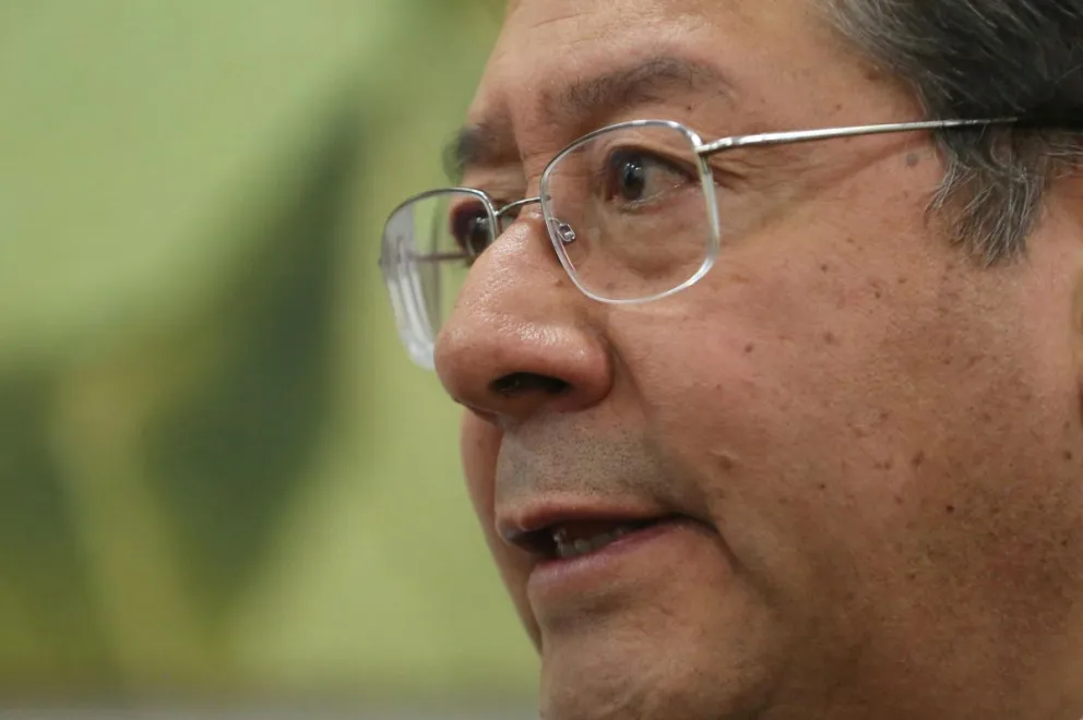 El presidente de Bolivia, Luis Arce, habla durante una entrevista con EFE este miércoles, en La Paz (Bolivia). Foto: EFE