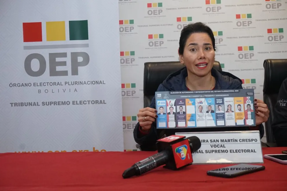 Una vocal del TSE muestra el diseño de la papeleta para las elecciones. Foto: APG