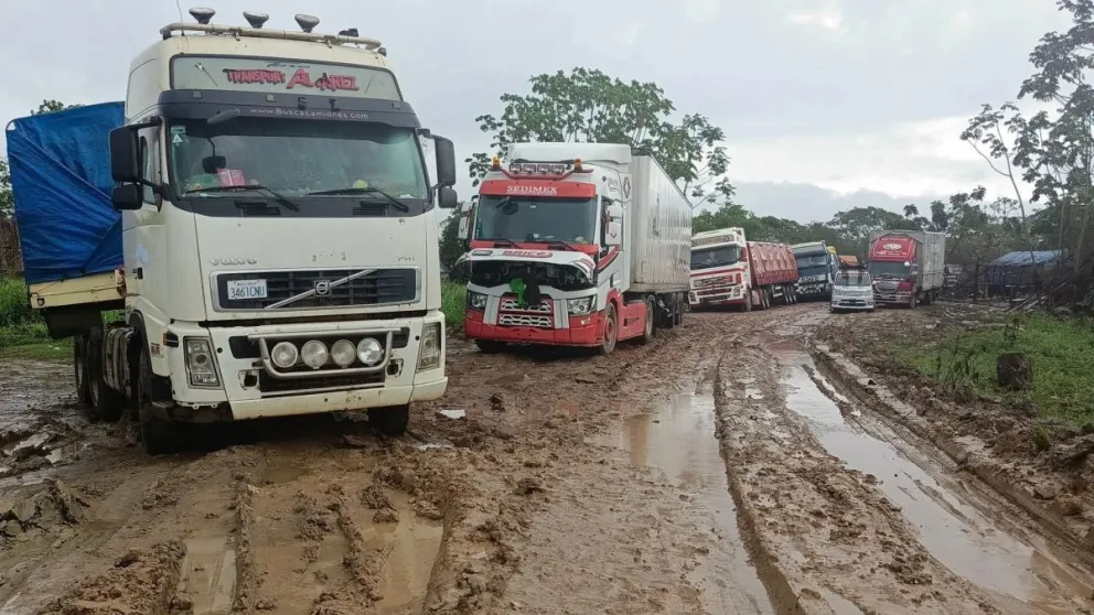 Decenas de camiones atrapados en medio del lodo. Fotos: A Noticias, de San Borja