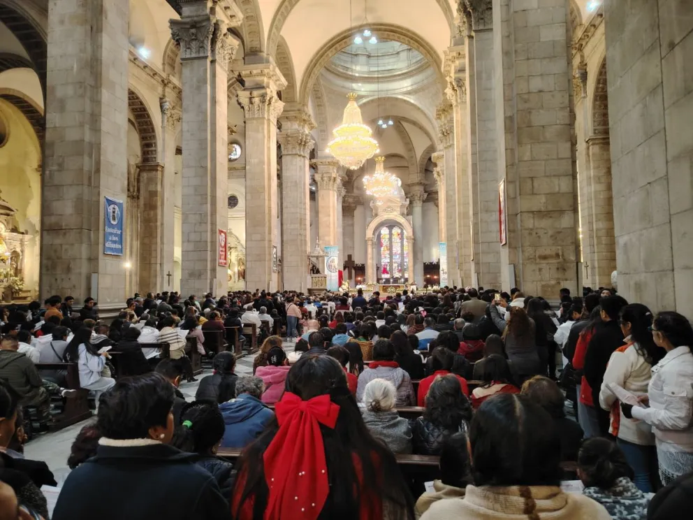 Los fieles asistieron masivamente a la celebración de Corpus Christi.   Foto: Leny Chuquimia / VIsión 360