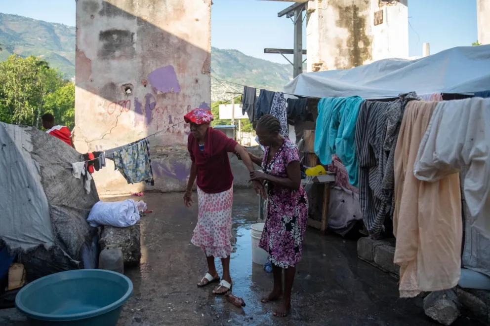 Dos mujeres caminan en un campamento de refugiados en Puerto Príncipe (Haití), en una imagen de archivo. Foto: EFE