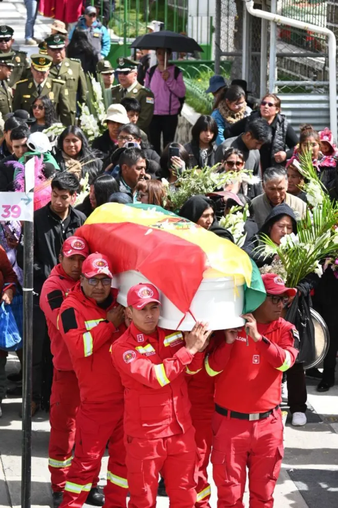 Bomberos llevan en hombros el ataúd del sargento primero Jesús Alberto Morales. Foto: Policía Boliviana