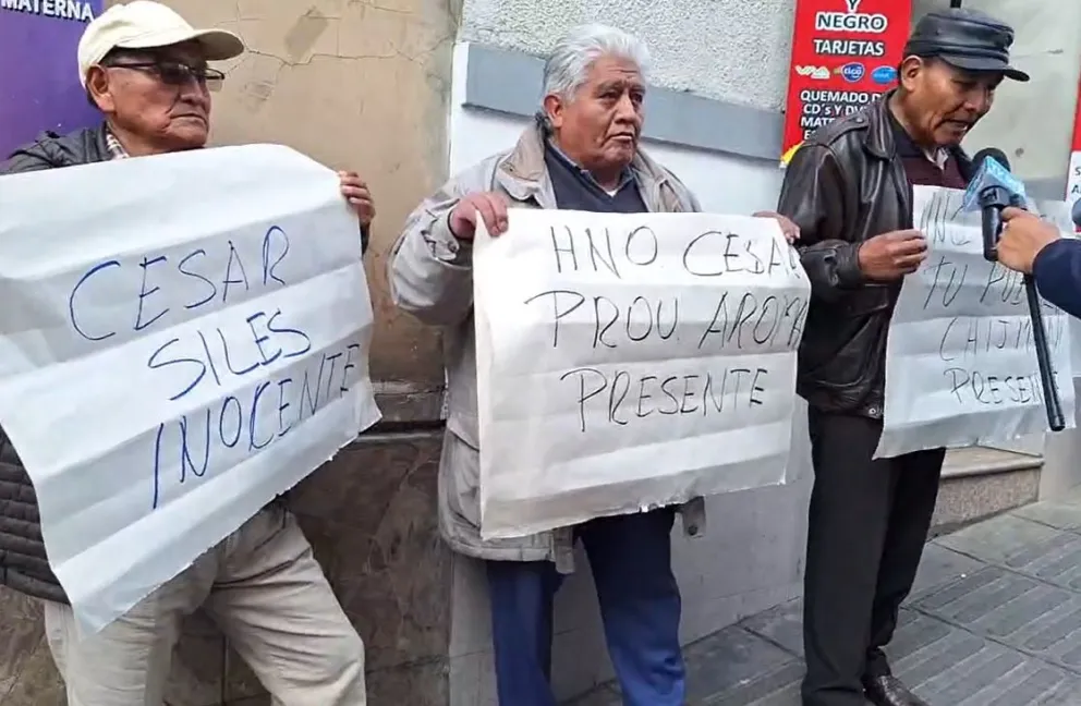 El grupo de personas que está en cercanías de la Felcc, este viernes. Foto: Captura de video 