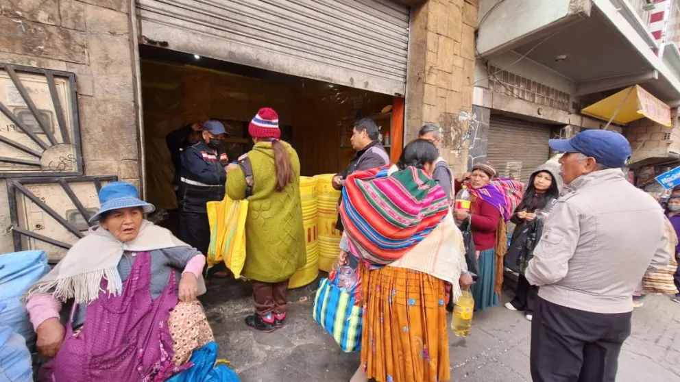 Filas para conseguir aceite a granel en un puesto cerca a la Garita de Lima. Foto: M. Belmonte