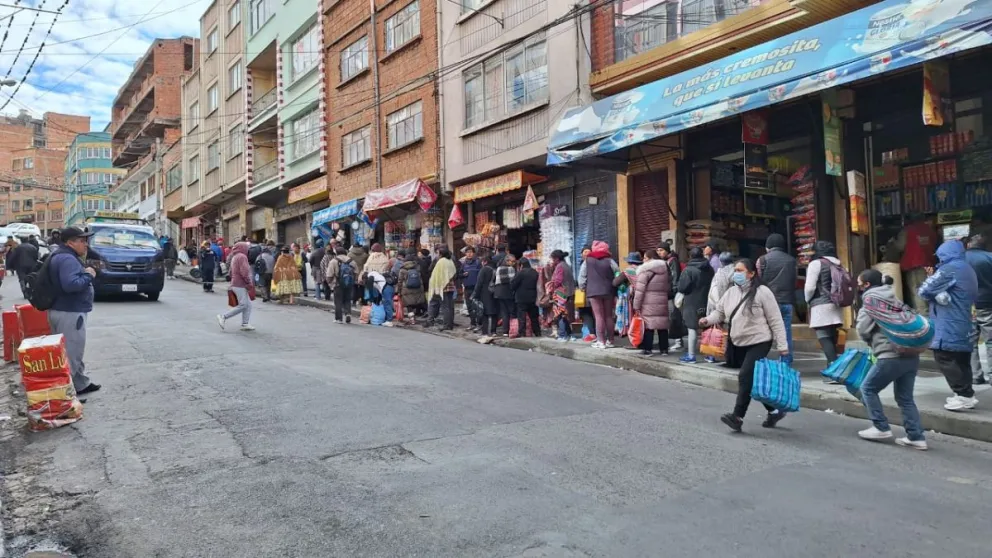 La fila para la compra de aceite a granel, este viernes, en una tienda de La Paz. Foto. M. Belmonte