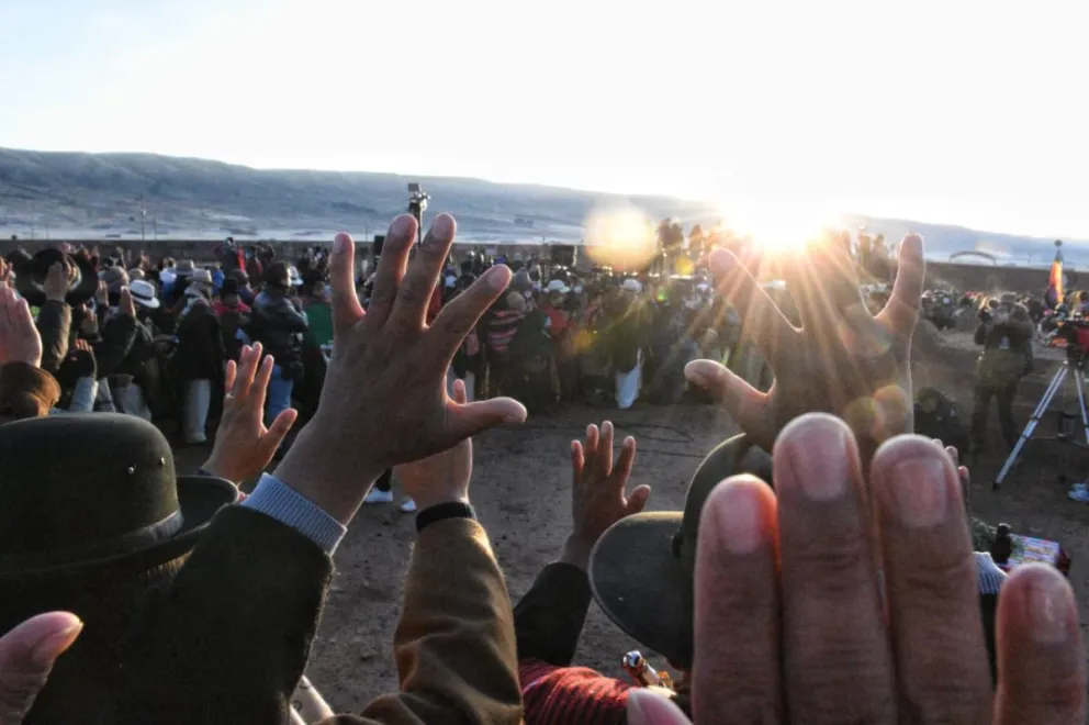 Celebración de los primeros rayos del sol en un anterior Año Nuevo Andino en Tiwanaku. Foto. ABI
