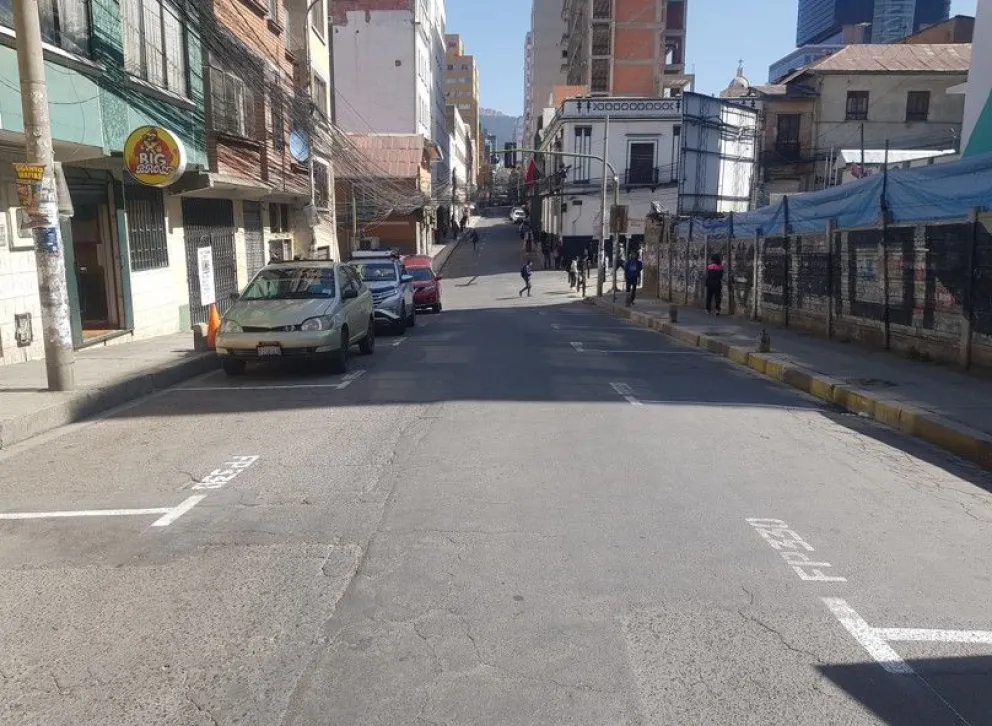 Vista de la calle Obispo Cárdenas, donde la Alcaldía de La Paz instaló parqueos tarifarios en dos de los tres carriles. Foto: Prensa Javier Escalier
