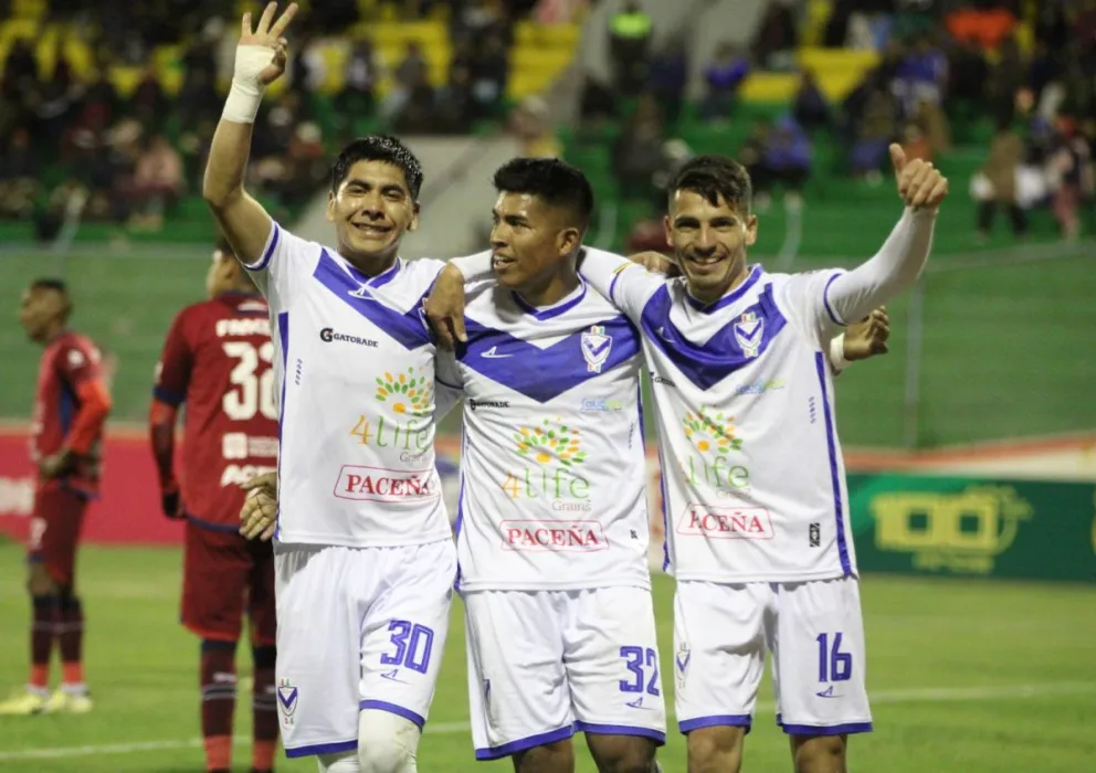 Vásquez (izq.) festeja su triplete junto a sus compañeros. Foto: APG.