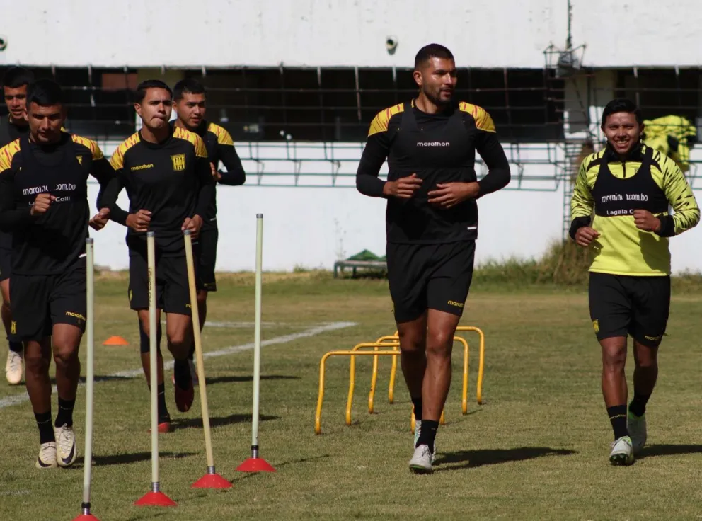 Pablo Pedraza (centro), seguro titular el domingo, y sus compañeros participan de uno de los entrenamientos del Tigre. Foto: club The Strongest