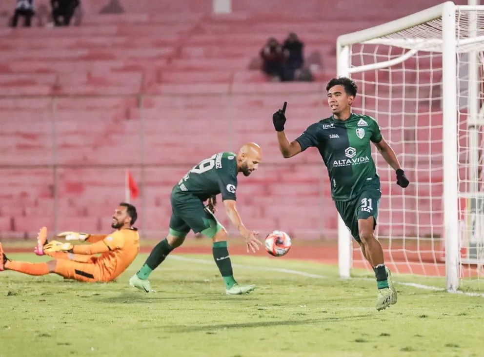 Mario Barbery, con el índice derecho arriba, celebra el segundo gol de Tomayapo. Foto: Agencia Marka Registrada
