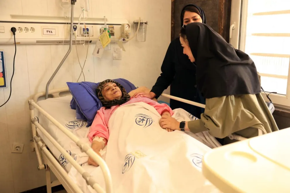 Una mujer iraní herida en un ataque israelí es tratada en el hospital Rasoul Akram de Teherán este 21 de junio. Foto: EFE