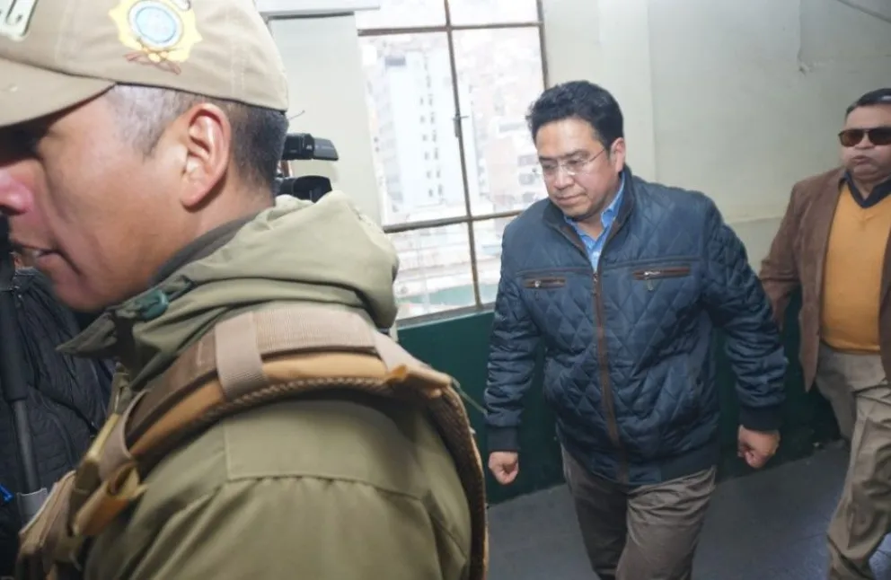 El exministro de Justicia, César Siles, al momento de ingresar a declarar a la Felcc. Foto: APG