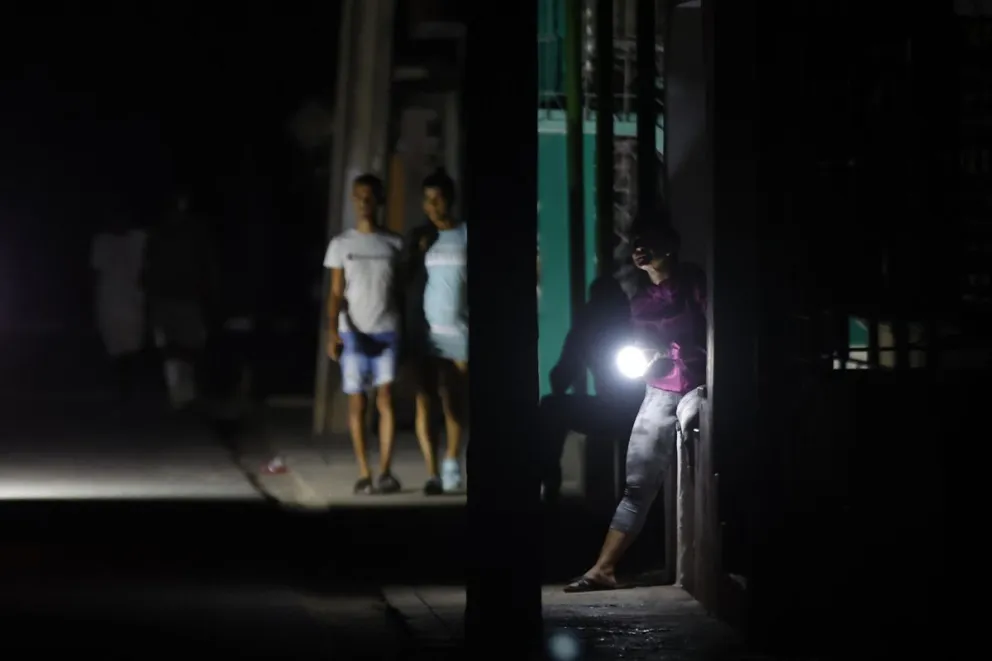 Fotografía del 29 de mayo de 2025 que muestra a personas en una calle durante un apagón en La Habana (Cuba). Foto: EFE