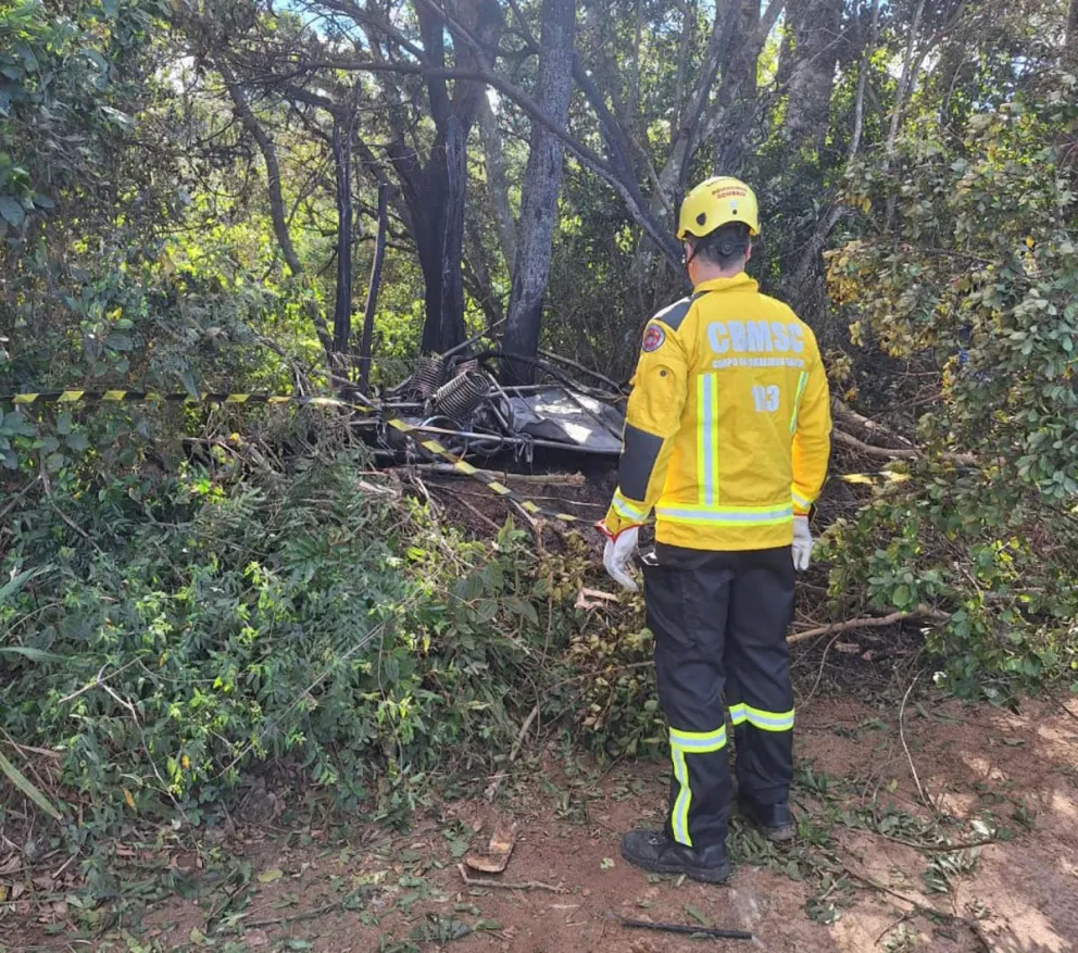 Fotografía cedida por el Cuerpo de Bomberos de Santa Catarina que muestra a un bomberos este sábado, en Santa Catarina (Brasil). Foto: EFE