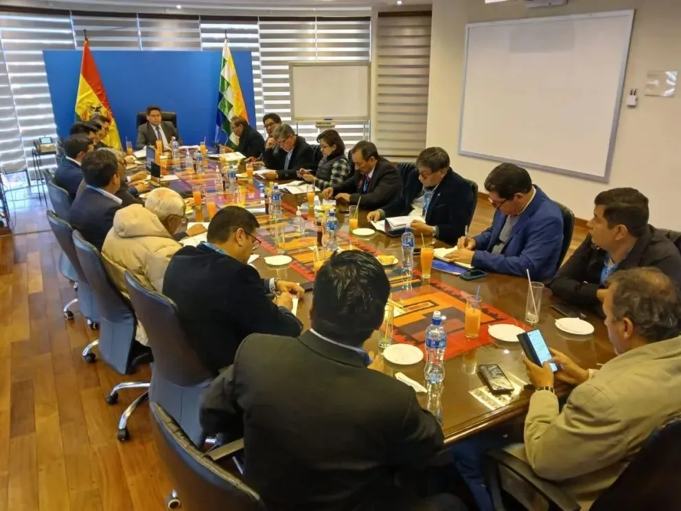El ministro de Economía,  Marcelo Montenegro, junto a representantes de universidades públicas en una reunión pasada en 2024. Foto: Ministerio de Economía