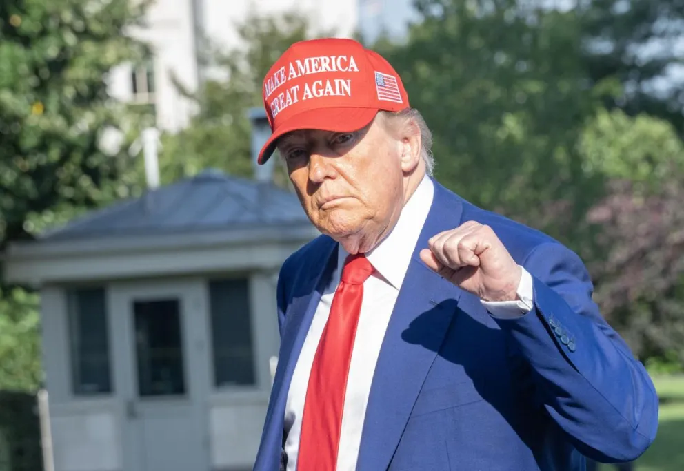 El presidente de Estados Unidos, Donald Trump, fue captado este sábado, 21 de junio, a la salida de la Casa Blanca, en Washington DC (EEUU). Foto: EFE