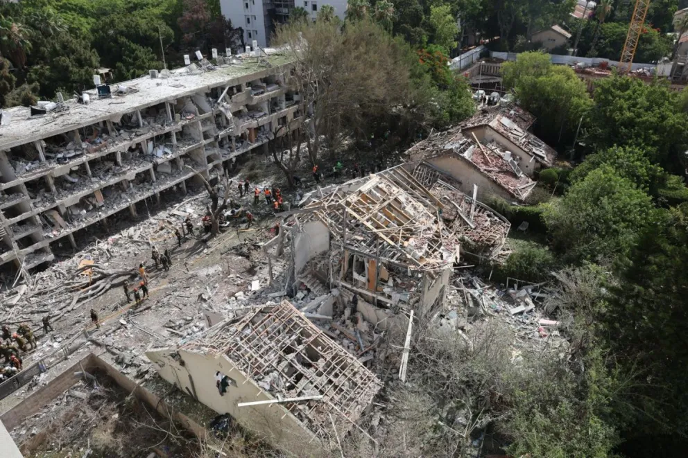 Equipos de emergencia israelíes trabajan en el lugar del ataque con misiles iraníes contra un complejo residencial en Tel Aviv, Israel. Foto: EFE