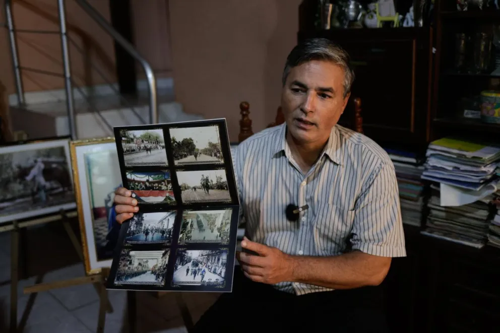 El diseñador gráfico Hugo Gunsett muestra unas fotografías durante una entrevista este miércoles, en Asunción (Paraguay). Foto: EFE