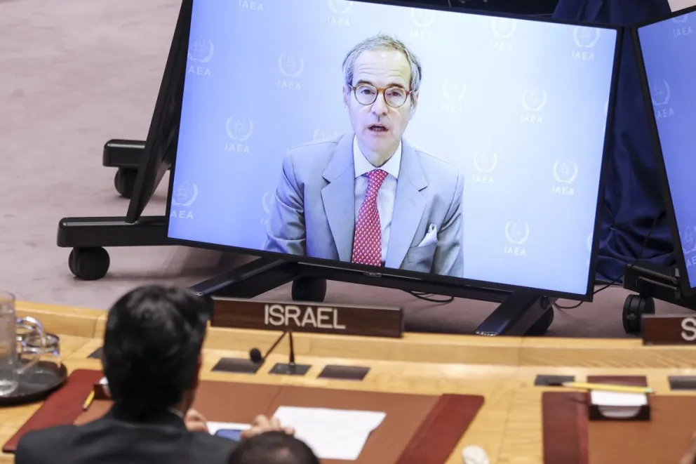 El director general del Organismo Internacional de Energía Atómica (OIEA), Rafael Grossi, habla por videollamada durante una reunión del Consejo de Seguridad de la ONU que aborda el conflicto en curso entre Irán e Israel, en la sede de las Naciones Unidas