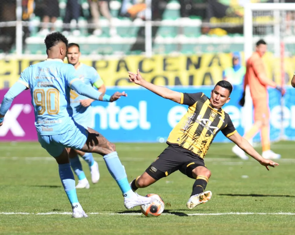Una incidencia del encuentro que se disputó en el estadio Hernando Siles. Foto: Marka Registrada