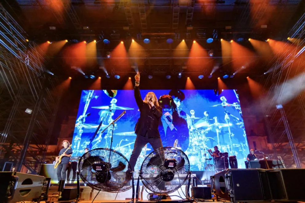 El grupo mexicano Maná durante el concierto que ofrece este domingo en el Icónica Santa Lucía Sevilla Fest que se celebra en la capital andaluza. Foto: EFE