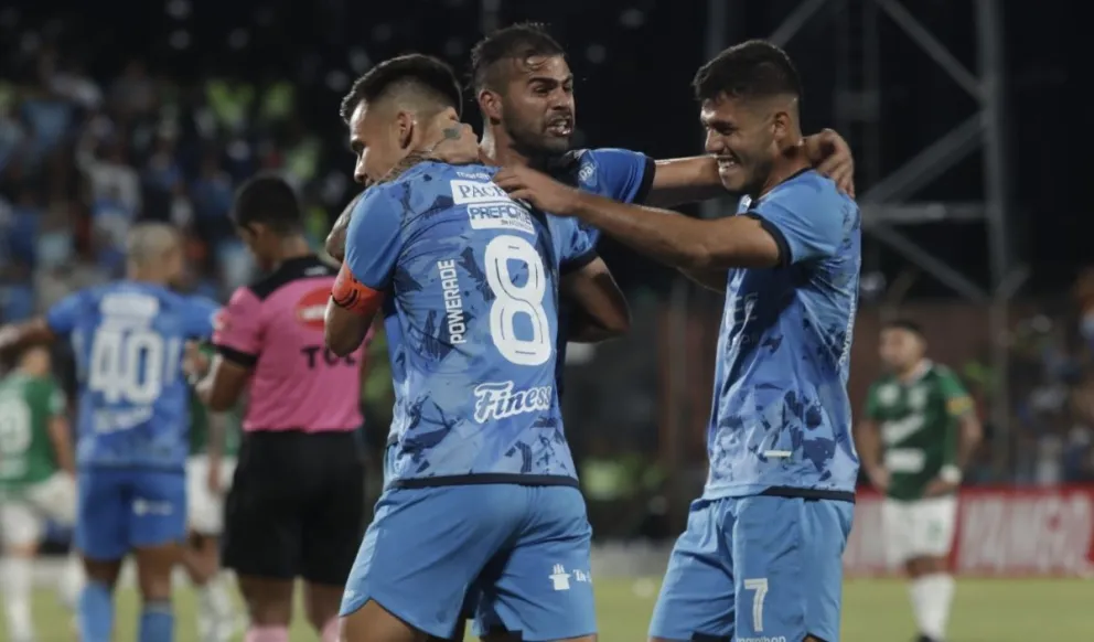 Samuel Garzón (der.), autor del segundo gol de Blooming, es felicitado por sus compañeros. Foto: Agencia Marka Registrada. 