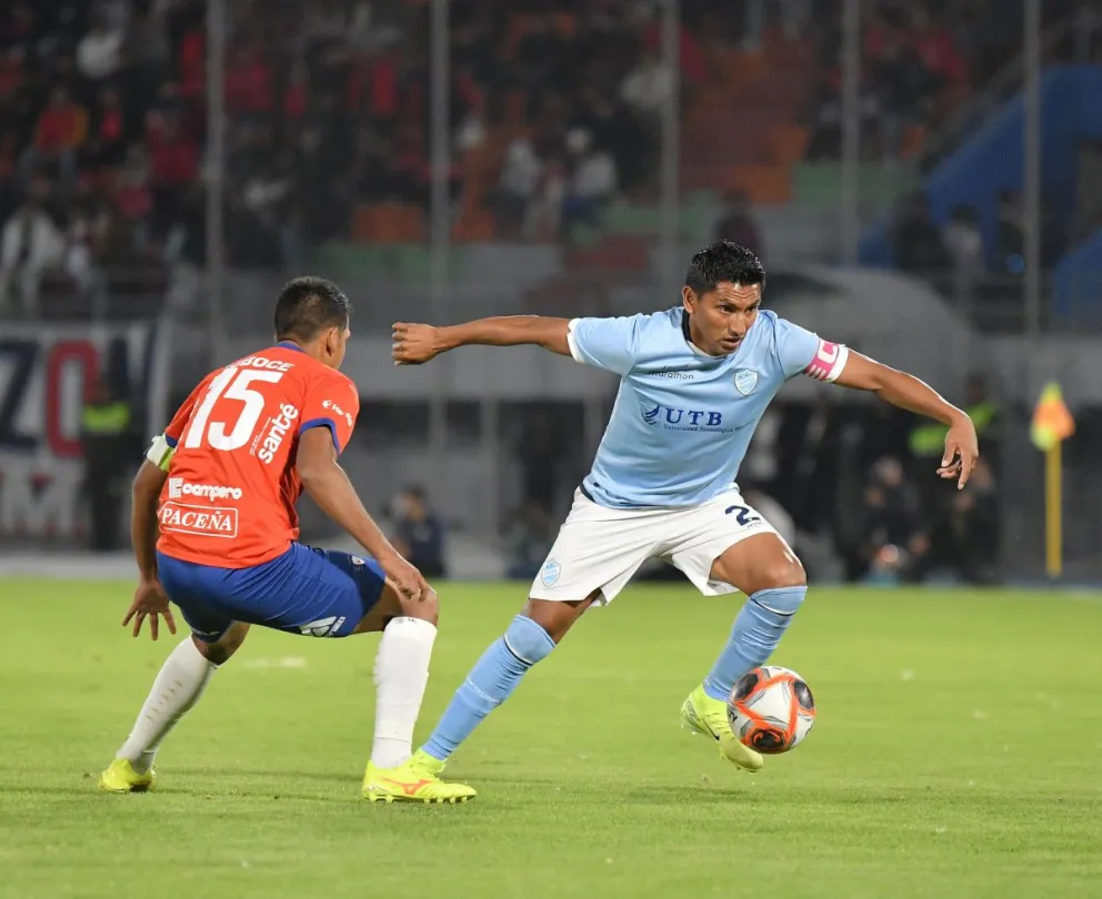 Didí Torrico escapa a la marca de un rival en el compromiso clásico jugado en el valle. Foto. APG