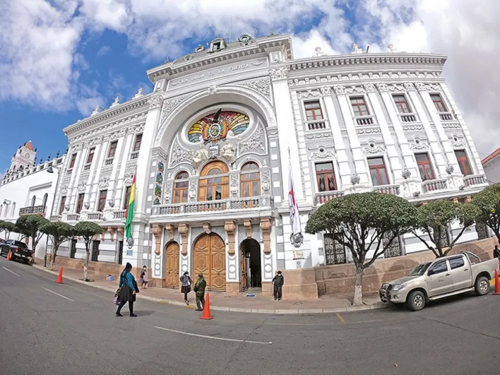 La sede de la administración departamental en la ciudad de Sucre. Foto: Correo del Sur