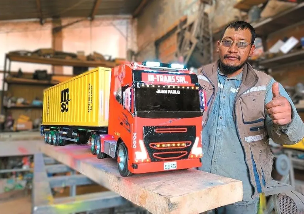 Marco Antonio Tarifa muestra uno de los camiones diseñados a escala. Foto: Construcciones Metálicas Los Magníficos