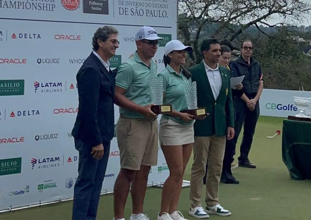 Quiroga y Dajer con sus trofeos de Duplas en Brasil. Foto: Federación Boliviana de Golf.