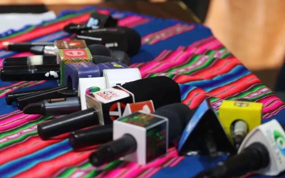 Micrófonos de distintos medios en Bolivia. Foto: Archivo EFE