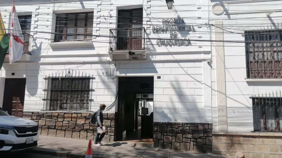 La fachada de la Fiscalía Departamental de Chuquisaca, institución que investiga el accidente del gobernador Damián Condori. Foto: Correo del Sur (archivo)