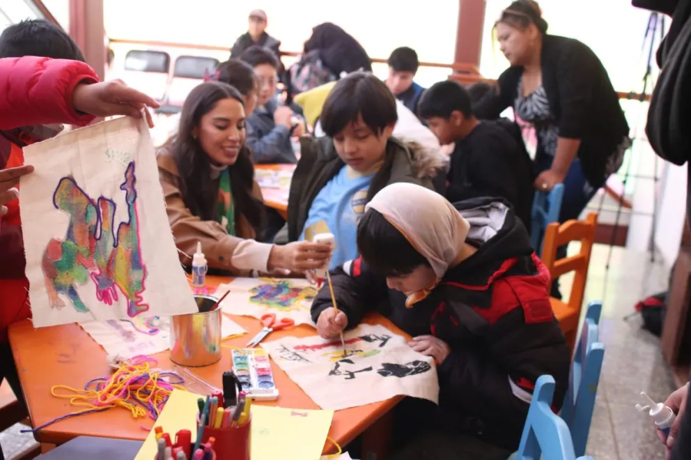 Los estudiantes pintando. FOTO: MNA