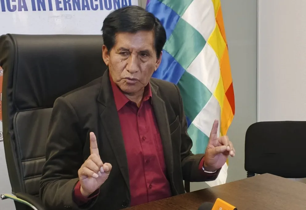 El senador del ala androniquista, Félix Ajpi, durante un anterior contacto con la prensa. Foto: DTV