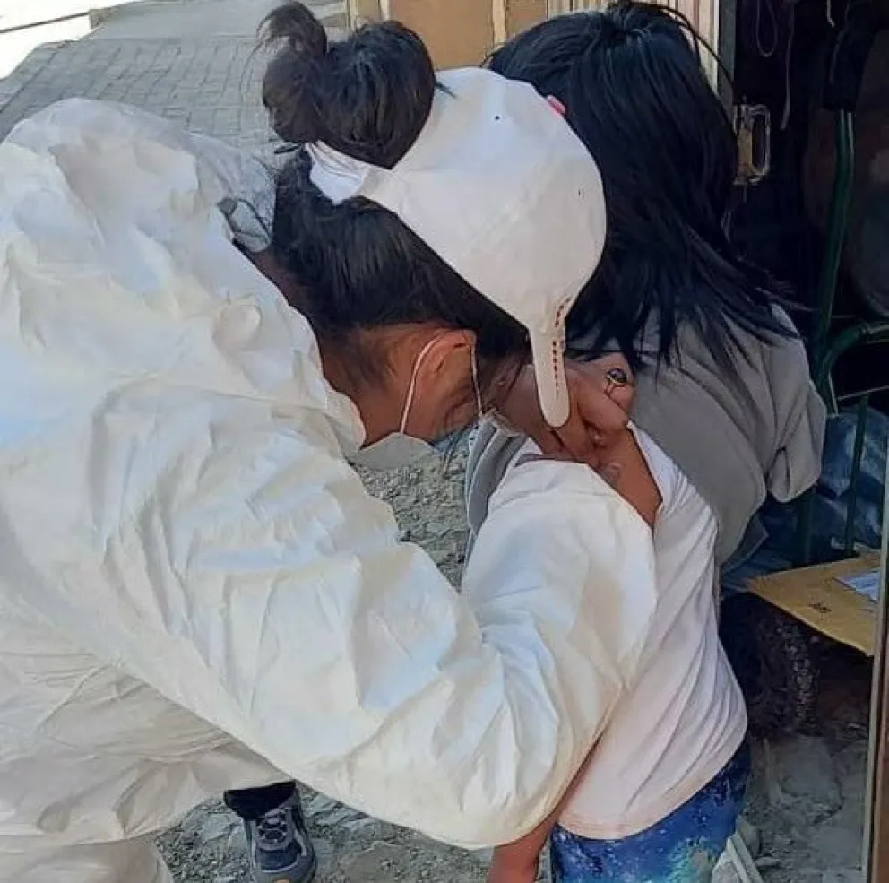 Funcionaria del Sedes La Paz en una de las campañas de vacunación en El Alto. Foto: Sedes