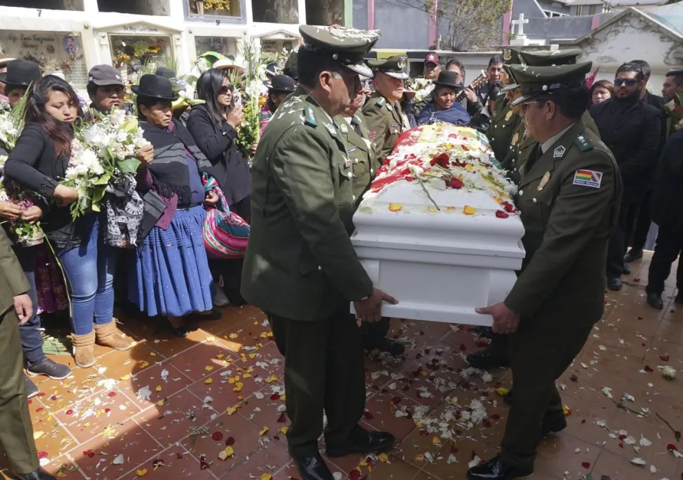 El entierro de uno de los efectivos fallecidos. Foto: APG