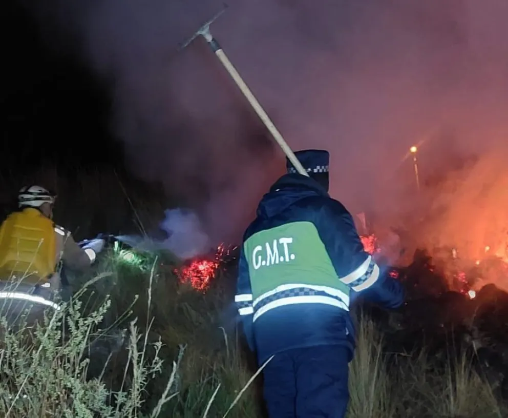 Personal municipal y voluntarios combaten los incendios en áreas verdes en La Paz. Foto: GAMLP
