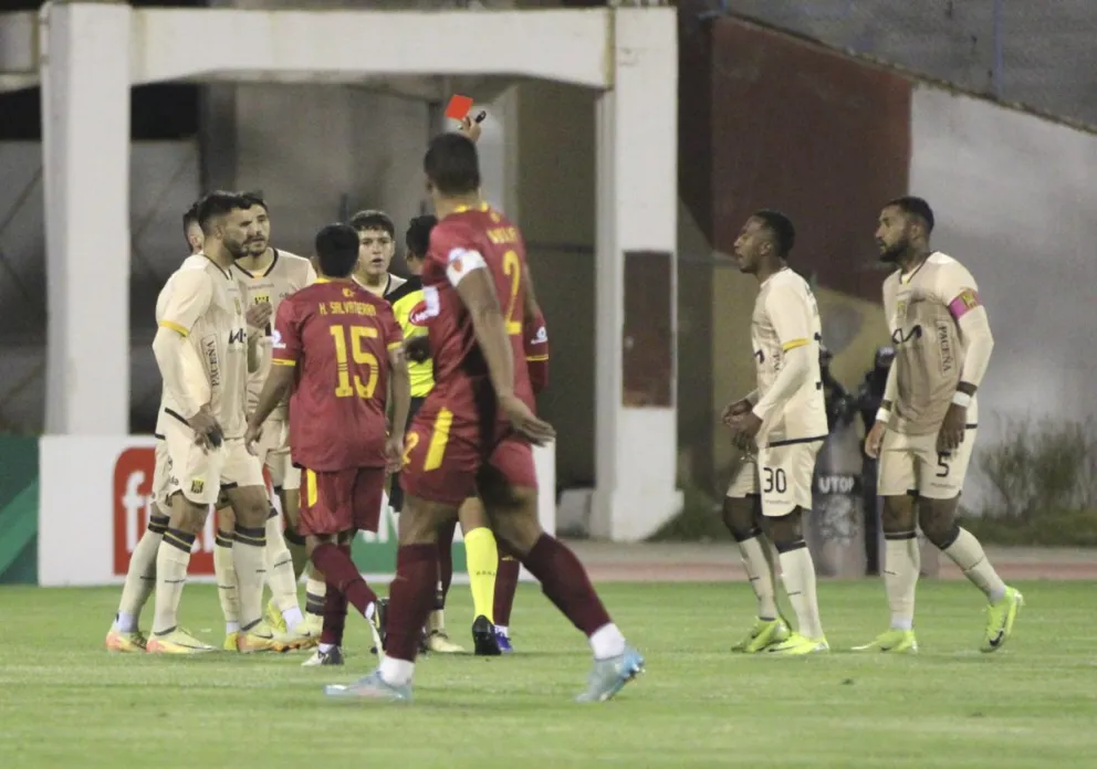 El árbitro Marco Ramírez le muestra la roja a Dilan Saavedra en el partido del jueves 22 de mayo. Foto: APG