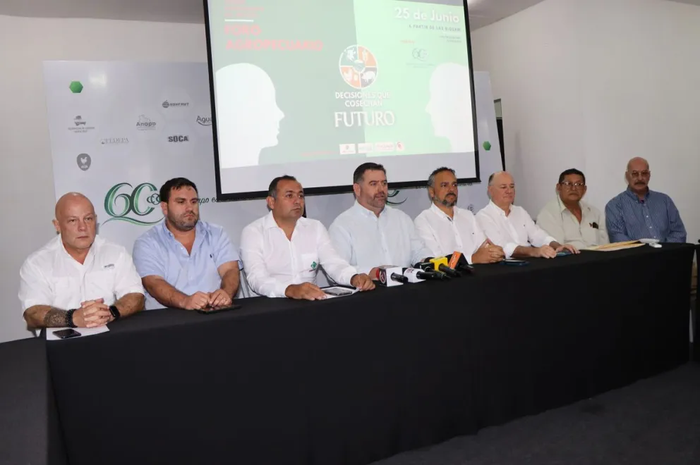 Miembros de la Cámara Agropecuaria del Oriente anuncian el evento. Foto: CAO